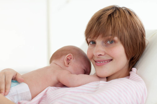 母親擁抱她的新生嬰兒