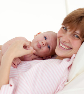 母親擁抱她的新生嬰兒