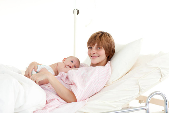 母親擁抱她的新生嬰兒