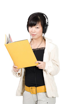 亞洲女孩與黃書耳機