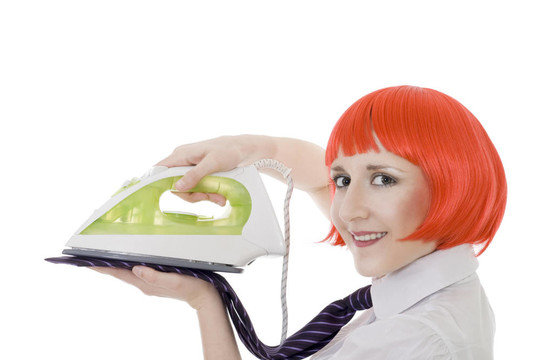 女人熨燙領帶