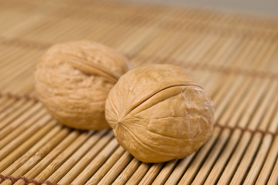 竹墊上的兩個(gè)核桃。