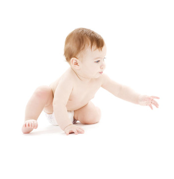 在尿布上爬行的嬰兒