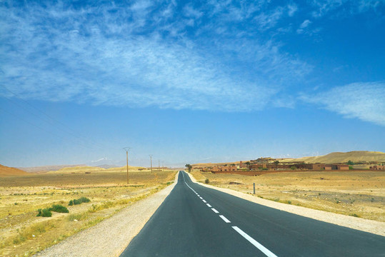 從摩洛哥郊區(qū)道路景觀