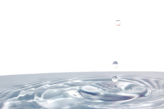 白色水滴上的水滴