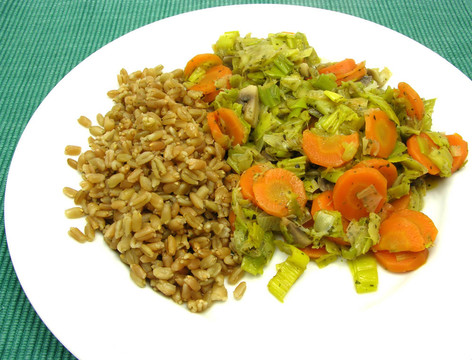用碾碎的干小麥粒煮菜；胡蘿卜、韭菜