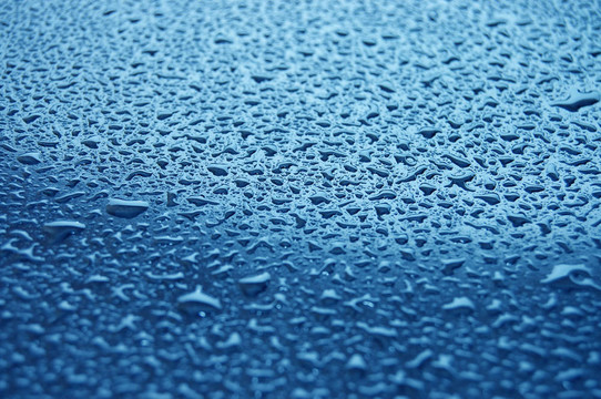 玻璃上的水滴。雨滴。