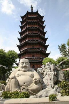 蘇州在中國寶塔前的佛像的微笑