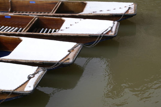 白雪覆蓋的平底船在劍橋