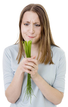 困惑的女人和一堆草