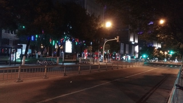 夜晚城市道路