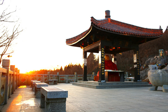 夕陽下的佛亭