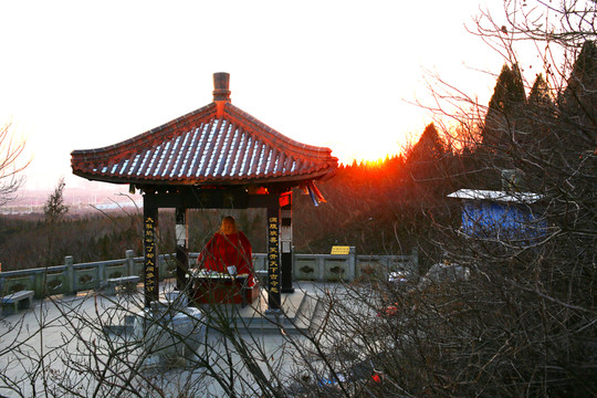 夕陽下的佛亭