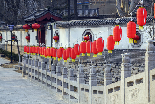 石橋上紅燈籠