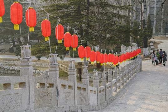 石橋上紅燈籠