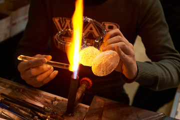 水晶玻璃拉絲工藝