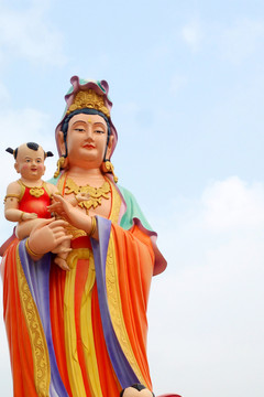 彩色觀音塑像