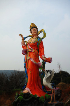 彩色觀音雕像