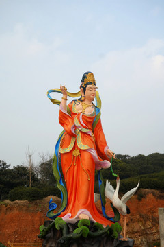 彩色觀音雕像
