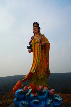 彩色觀音雕像