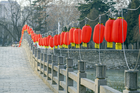 橋上紅燈籠