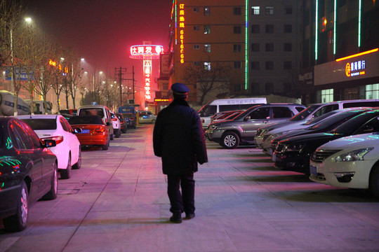 夜晚巡查的保安