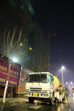夜晚建筑施工車輛