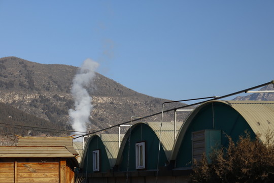 冬天的山和炊煙