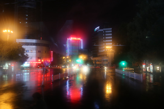 城市雨夜燈光