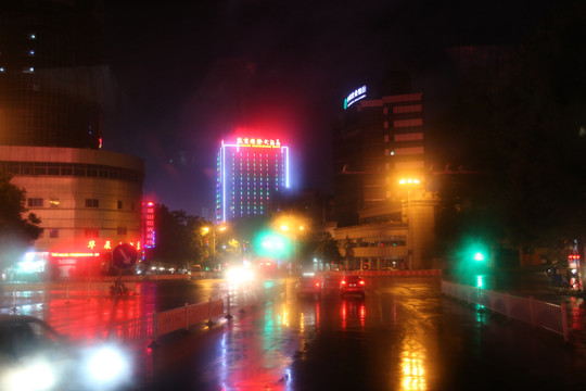雨夜城市燈影