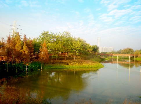湖水 綠樹(shù) 藍(lán)天