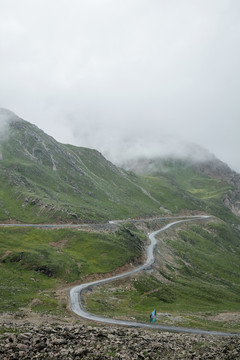 中國(guó)四川巴郎山的公路