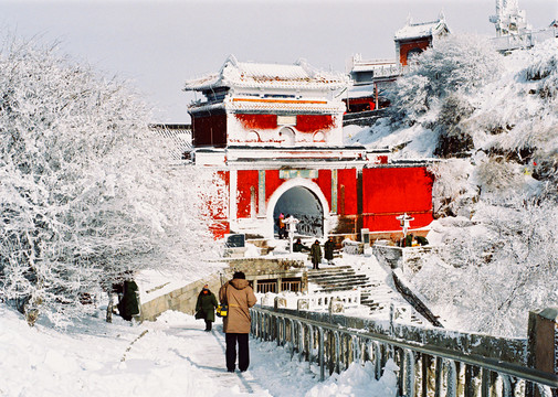 白雪紅門(mén)