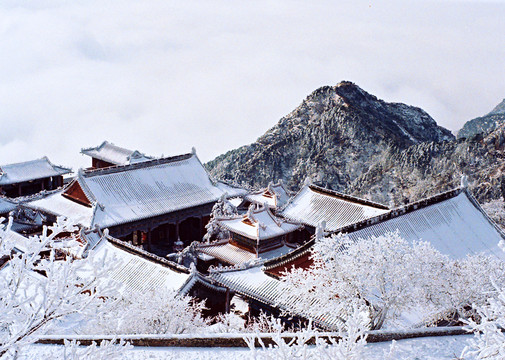 雪山建筑群