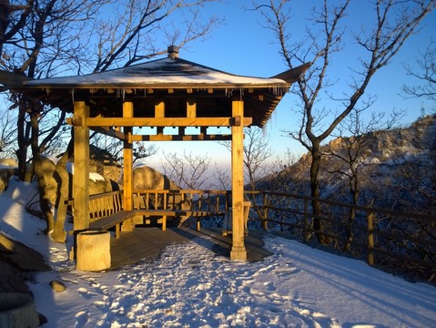 夕陽下景區(qū)休息小亭