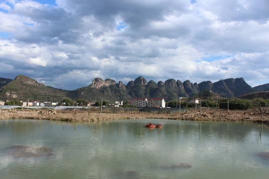 穿巖十九峰 藍天白云 水