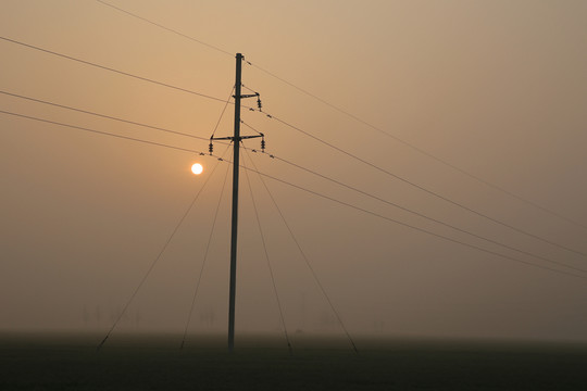 田野 日出 電線桿