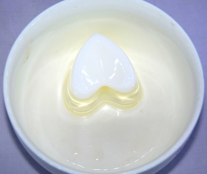 白色瓷碗中的心形果凍