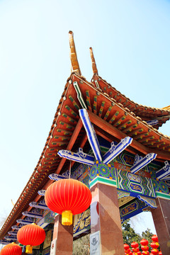 中式古典建筑門樓紅燈籠