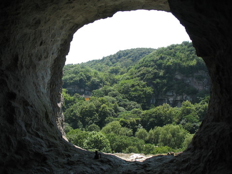 石洞窺景