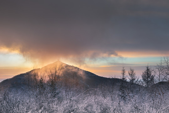 云遮半山