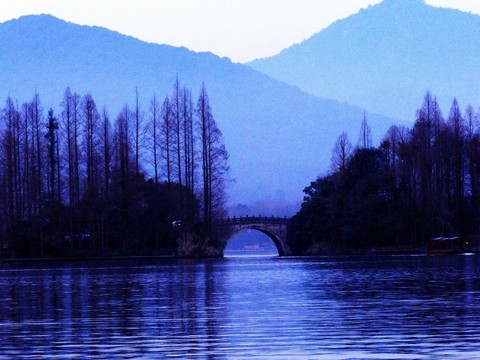 冬季西湖晨光