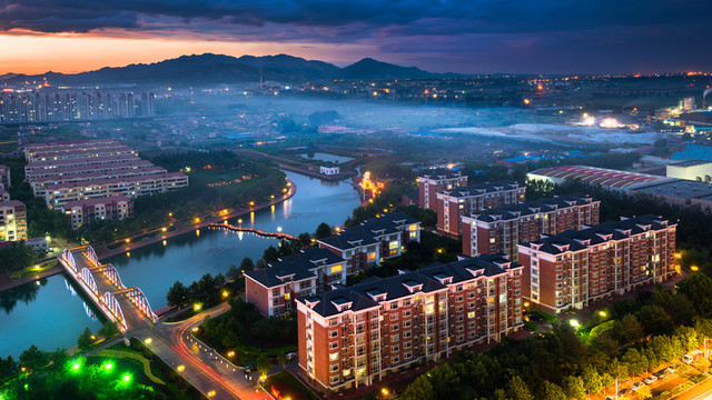 薄霧下的城市夜景