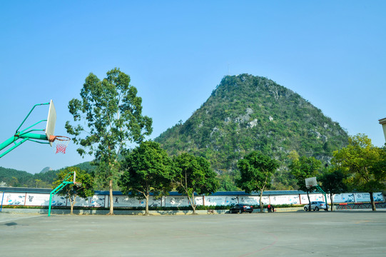 校園運(yùn)動(dòng)場(chǎng)