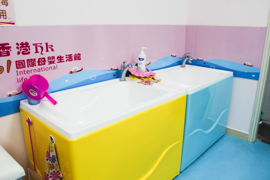 母嬰生活館 嬰兒游泳館