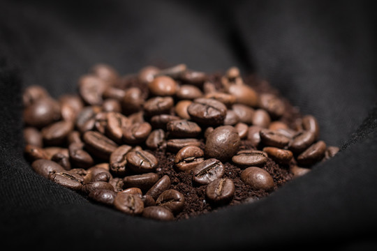 咖啡豆铺在咖啡粉上