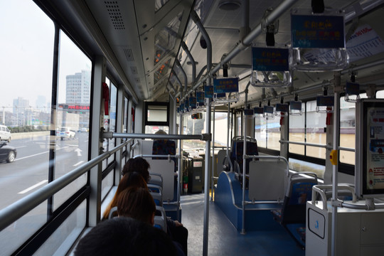 公交車內景