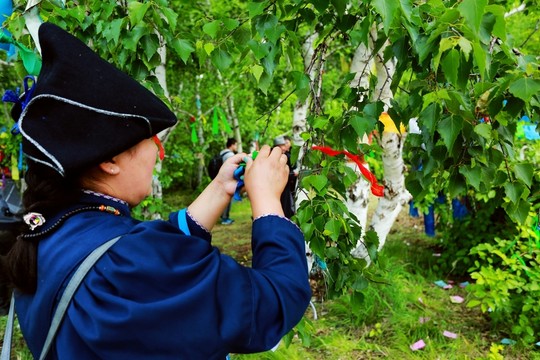 布里亞特蒙古族祭敖包的女人