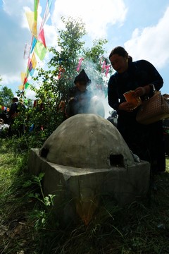 布里亞特蒙古族祭敖包的女人