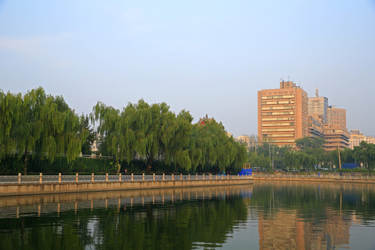 河畔風(fēng)光